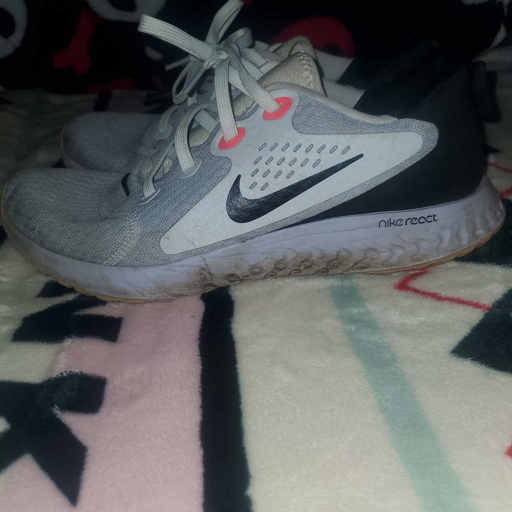 Nike Women's Gray and Black Sneakers - Picture 2 of 6